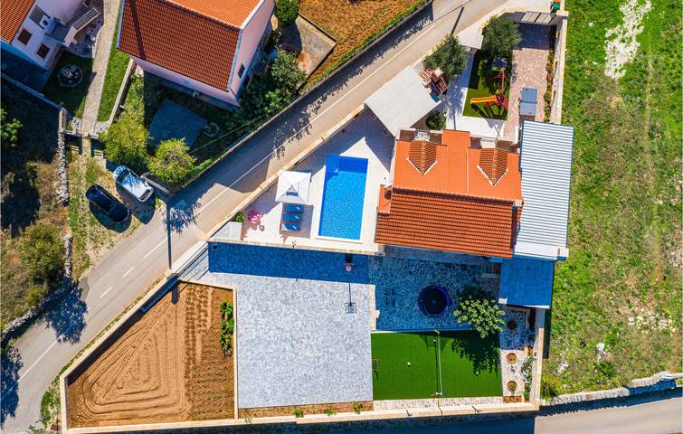 Reizende 18,5 m² große Wohnung mit Pool, Terrasse, WLAN und Parkplatz in Pridraga, Zadar