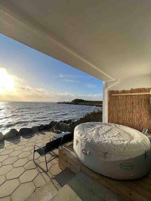 Relax with spectacular views and Hot Tub in Strangford Lough
