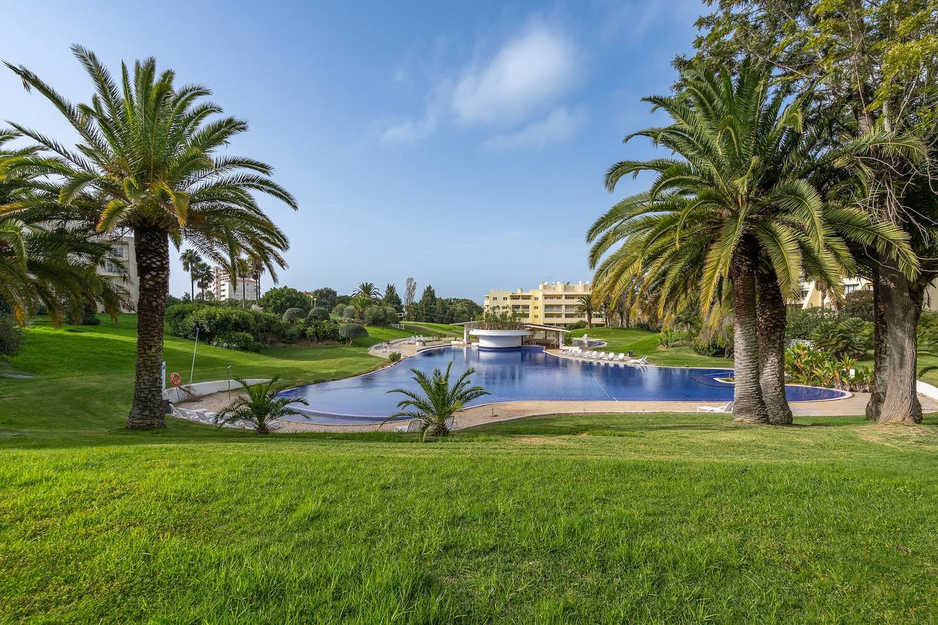 Apartamento entero, Apartamento 'Marachique 205' con vistas al mar, piscina compartida y jardín compartido in Alvor, Distrito de Faro