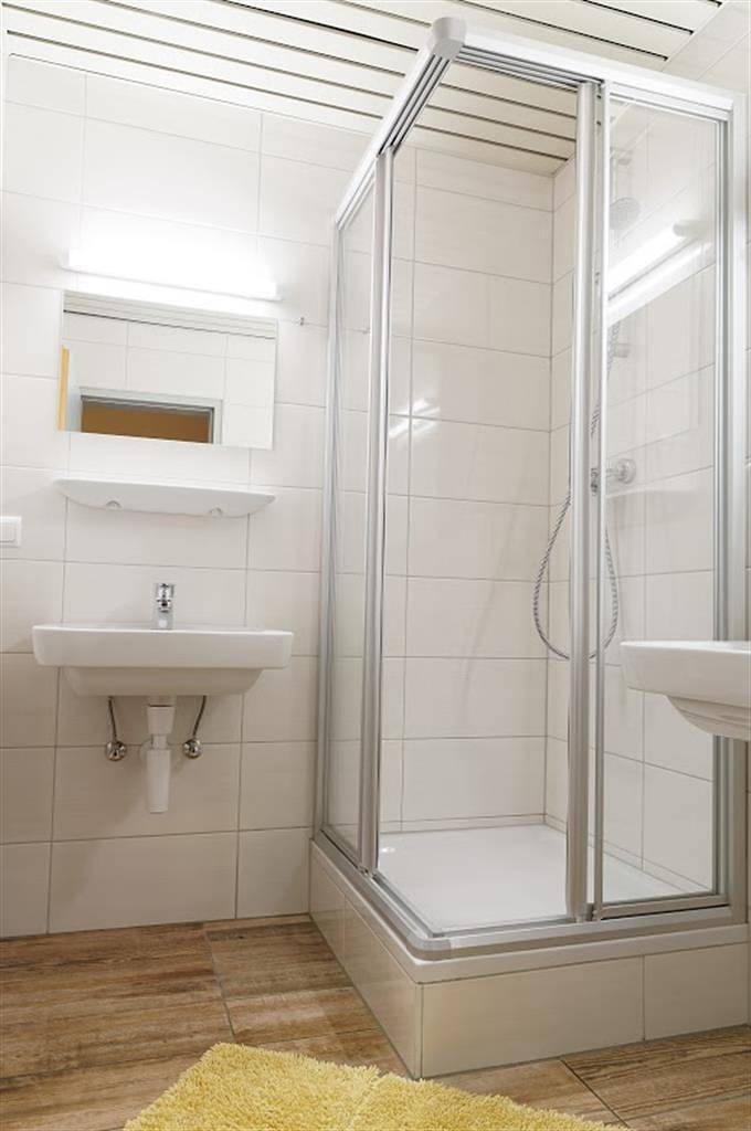 Ganze Ferienwohnung, Fünfbettzimmer mit Dusche, Wc in Klagenfurt am Wörthersee, Klagenfurt-Villach