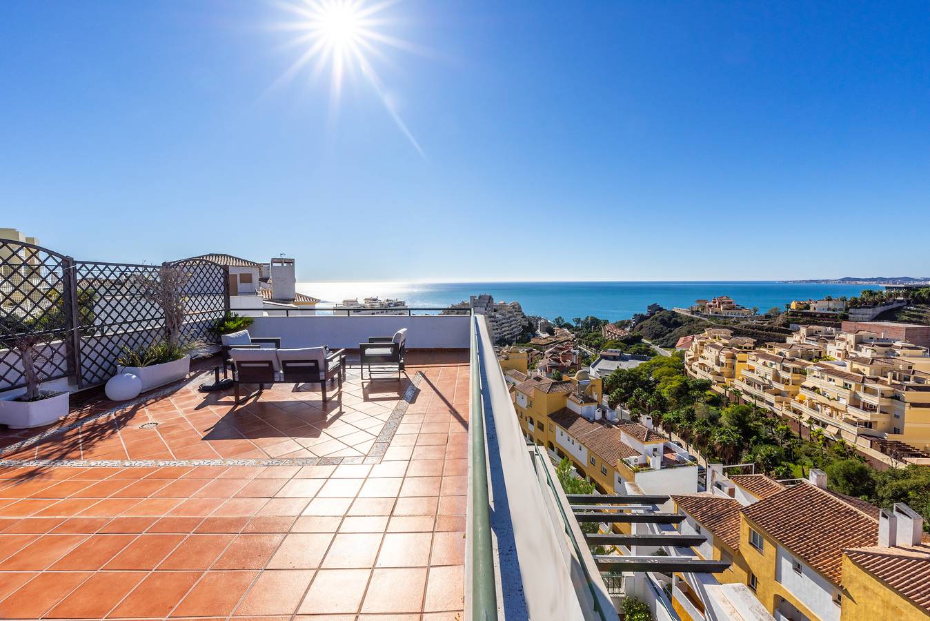 Entire apartment, Holiday Apartment “Lovely penthouse with sea views” with Shared Pool, Terraces, Air Conditioning & Wifi; Parking Available in Benalmádena Costa, Benalmádena