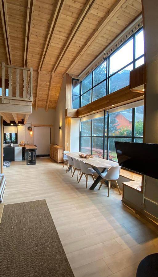 Vacation rental for 8 people, with yard and view in Les