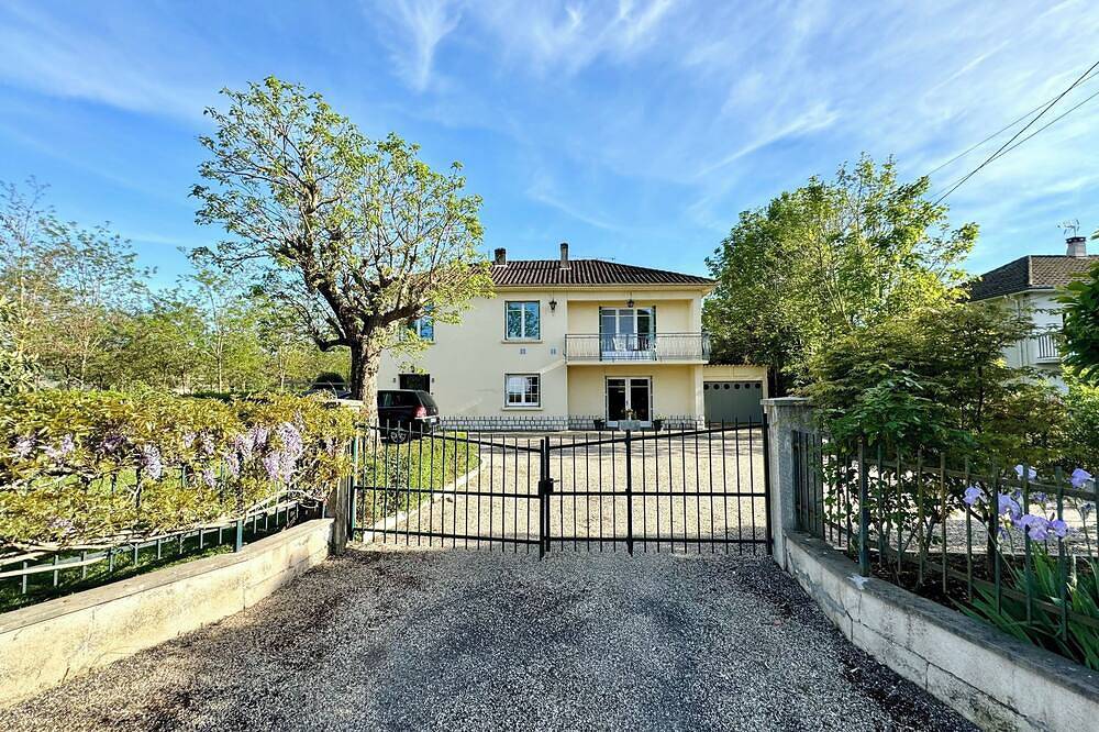 Apartamento entero, Very cosy comfortable 3 bedrooms near bars and restaurants villages médiéval  in Allez-et-Cazeneuve, Región de Villeneuve-sur-Lot