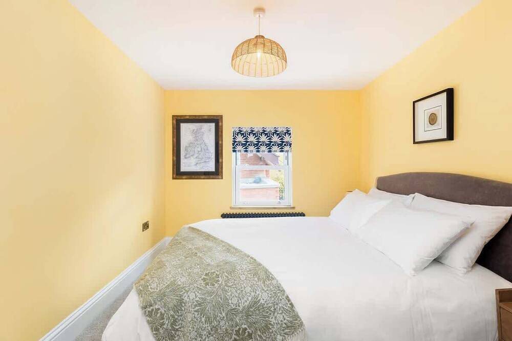 Well Located, Cheltenham 4 Bed Townhouse & Parking in Cheltenham, Gloucestershire