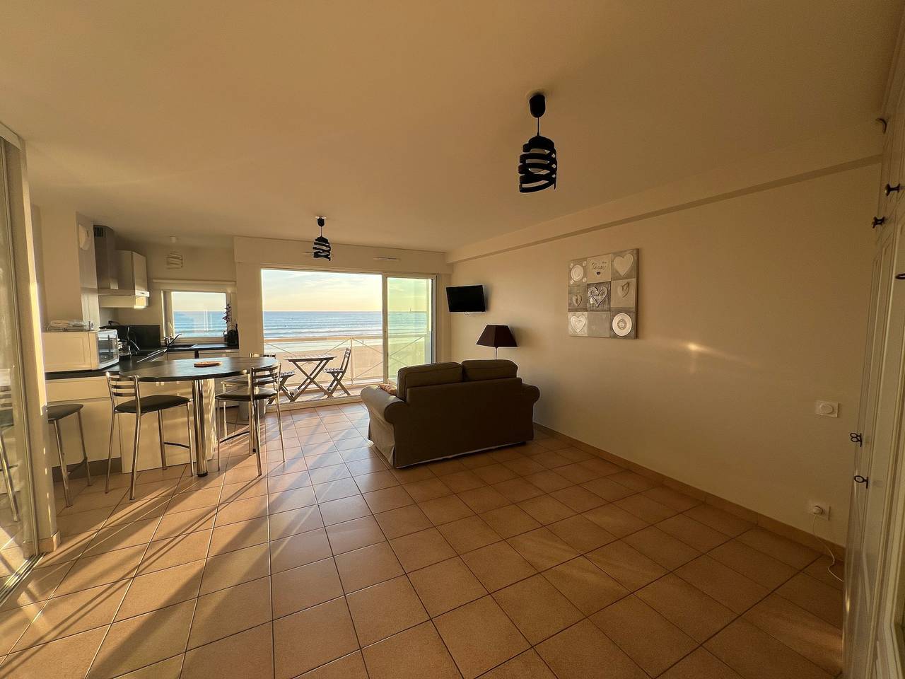 Studio entier, Studio 'Le First Vue Mer' avec vue sur mer et balcon in Les Sables-d'Olonne, Vendée