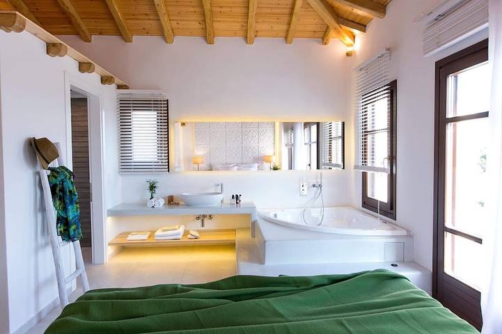 Holiday rental for 6 people, with garden and balcony as well as hot tub in Skiathos