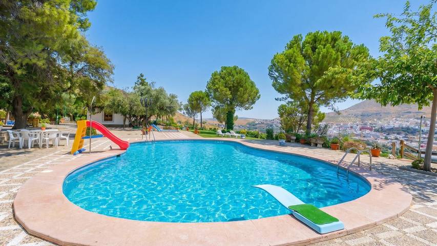 Villa para 14 pessoas, com varanda/terraço e piscina em Loja