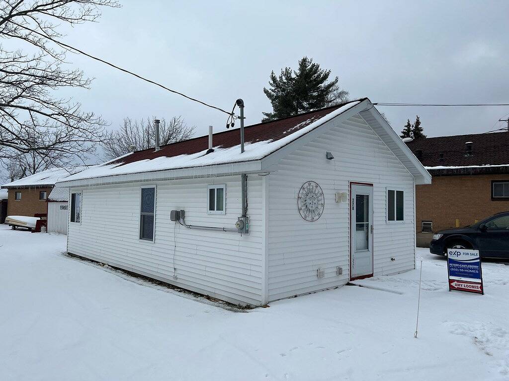 Waterfront house with sandy beach near downtown in Prudenville, Roscommon County