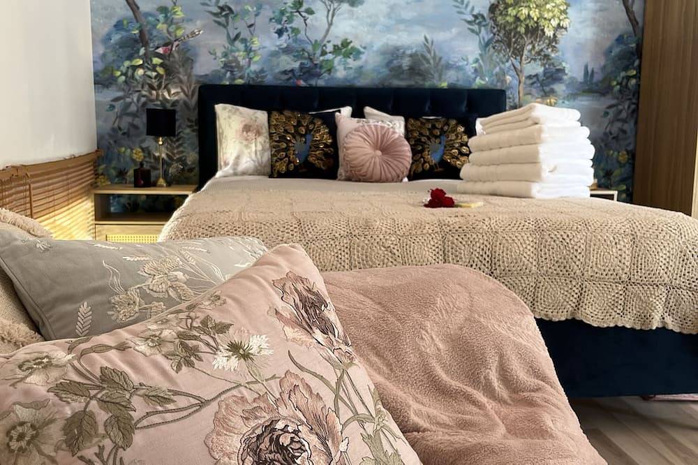 La Colline de Tilleul - beautiful cottage near Aubeterre with pool 4 Star Rated! in Saint-Romain, Charente