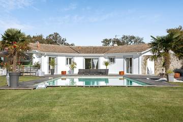 Cottage pour 12 personnes, avec piscine et terrasse à Saint-Germain-d'Esteuil