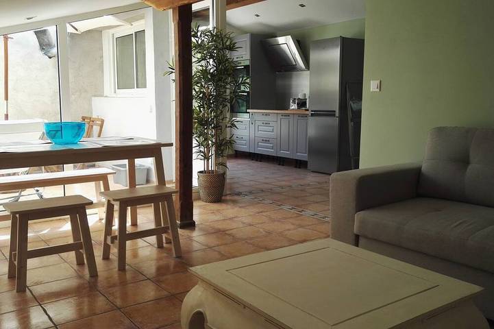Location de vacances pour 4 personnes, avec Balcon ainsi que Jardin et Piscine à Fontcouverte