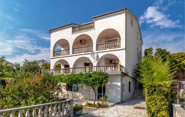Ferienwohnung für 6 Personen, mit Terrasse und Garten in Novi Vinodolski