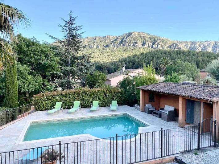 Appartement de vacances pour 4 personnes, avec terrasse et piscine ainsi que vue et jardin, animaux acceptés