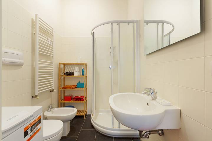 Appartement entier, Appartement de vacances pour 2 personnes avec balcon/terrasse in Giambellino-Lorenteggio, Milan