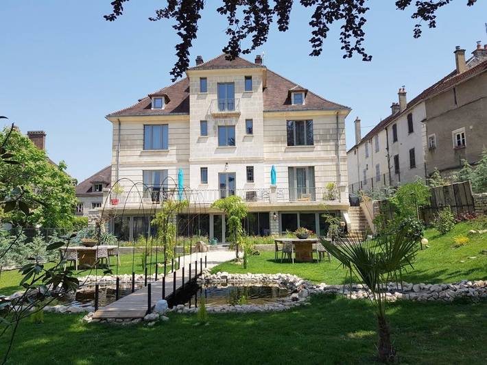 Chambre d’hôte pour 4 personnes, avec Balcon et Terrasse ainsi que Jacuzzi et Jardin à Tonnerre (Yonne)