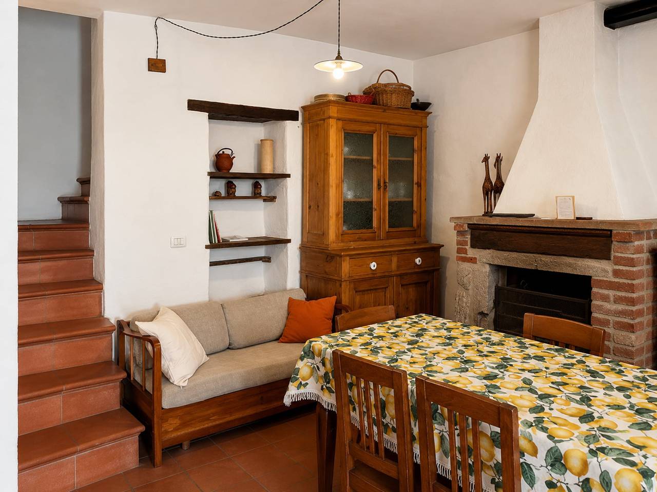 Ganze Wohnung, Berghütte am Lago Maggiore für 4 Personen in Dumenza Gemeinde, Lago Maggiore (Lombardei)
