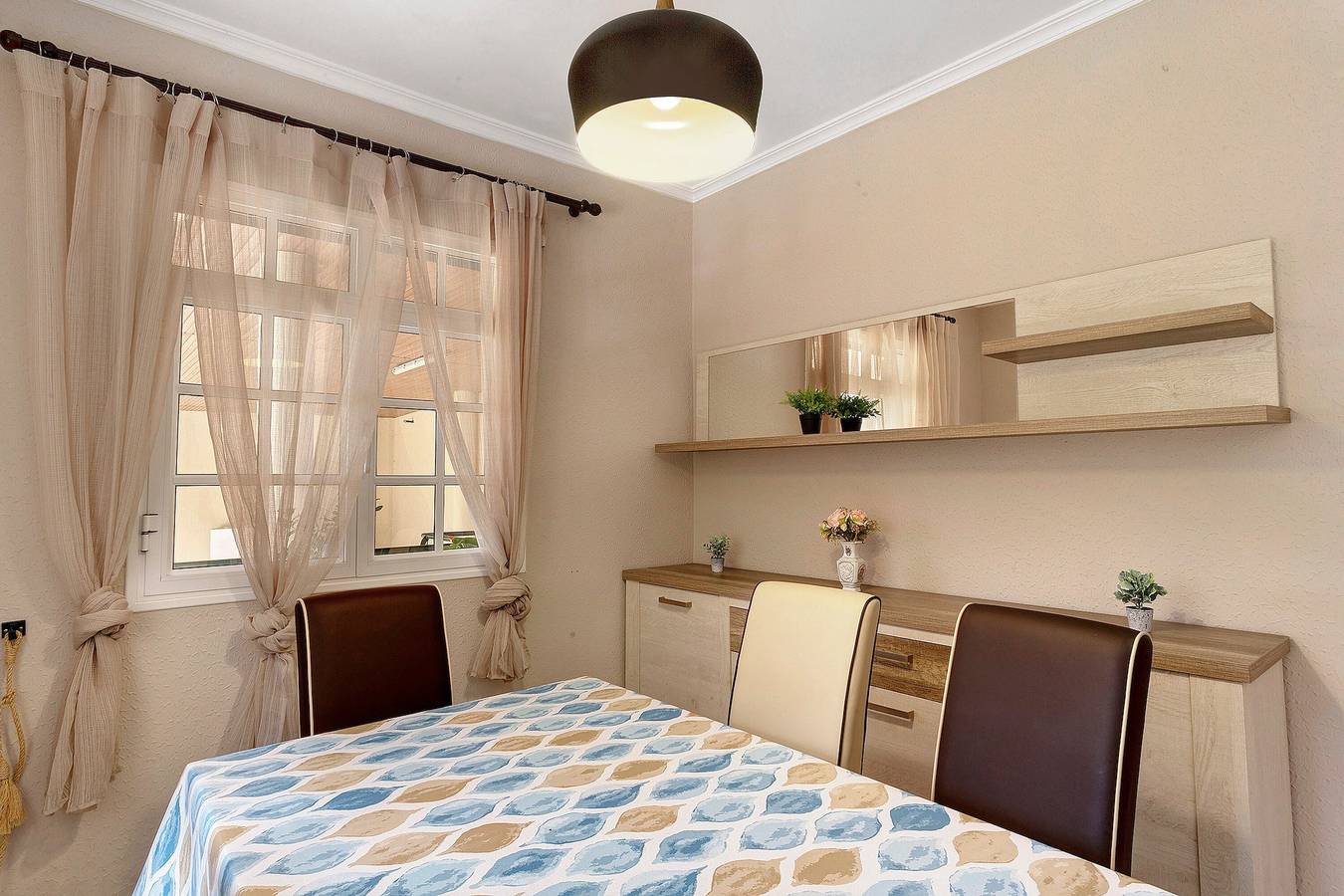 Holiday Home 'Jardim do Sol' with Sea View, Private Garden and Wi-Fi in Pináculo, Tabua