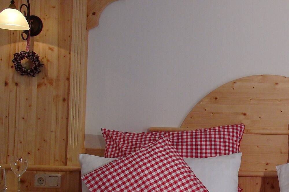 Ganze Wohnung, Ferienwohnung Nr. 1 Jagastüberl - 4 Personen 44 qm, 1 Schlafzimmer,  Wlan in Staudach-Egerndach, Chiemsee