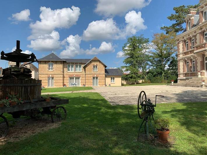 Location de vacances pour 6 personnes, avec Terrasse et Jardin ainsi que Piscine et Vue à Ligny-le-Châtel