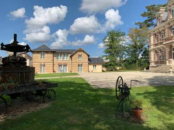 Location de vacances pour 6 personnes, avec jardin ainsi que vue et piscine à Ligny-le-Châtel