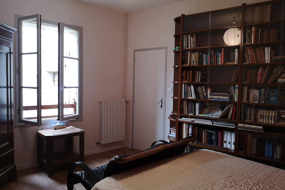Village house, swimming pool, enclosed garden, quiet and Luberon in Le Thor, Vaucluse
