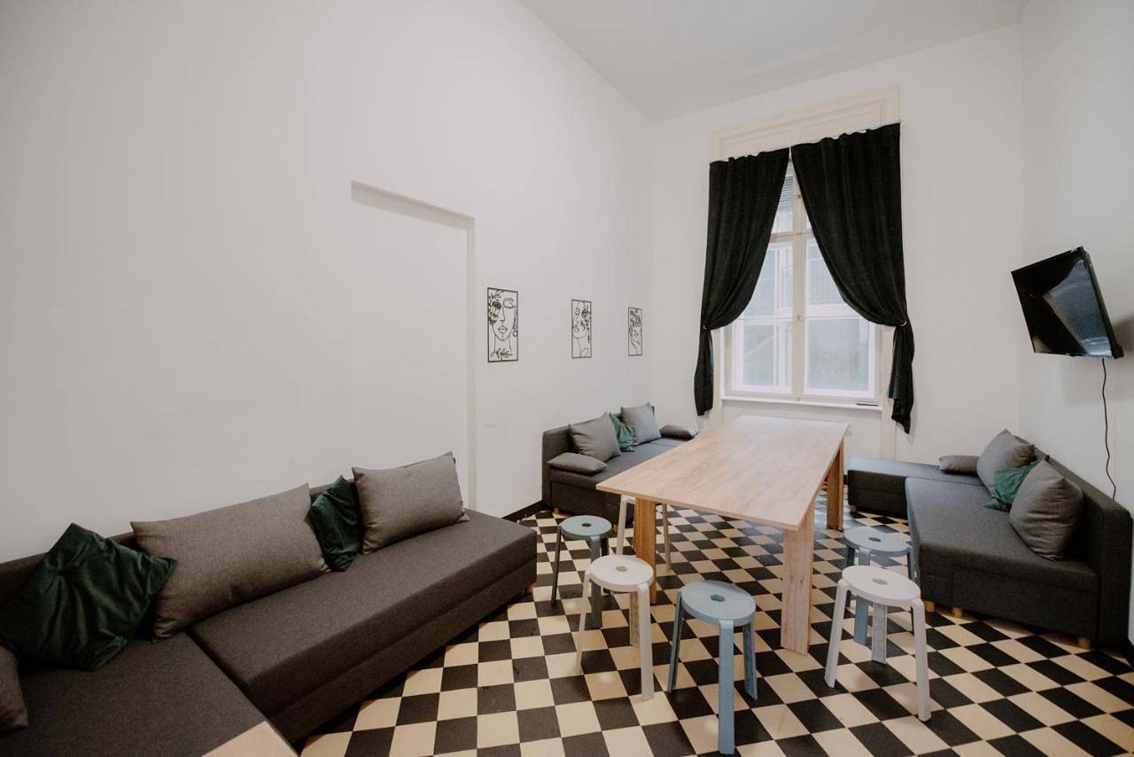 Cały apartament, Piotrkowska 77 4 separete Bedrooms 4 osobne pokoje z osobna łazienką i kuchnią na korytarzu in Łódź, Województwo łódzkie