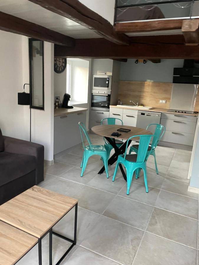 Loft en centre-ville 900m cure in Jonzac, Région de Jonzac