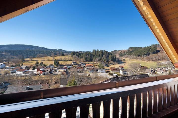 Ganze Wohnung, Ferienwohnung 'Panoramablick' mit Bergblick, Balkon und Wi-Fi in Lenzkirch Ort, Lenzkirch