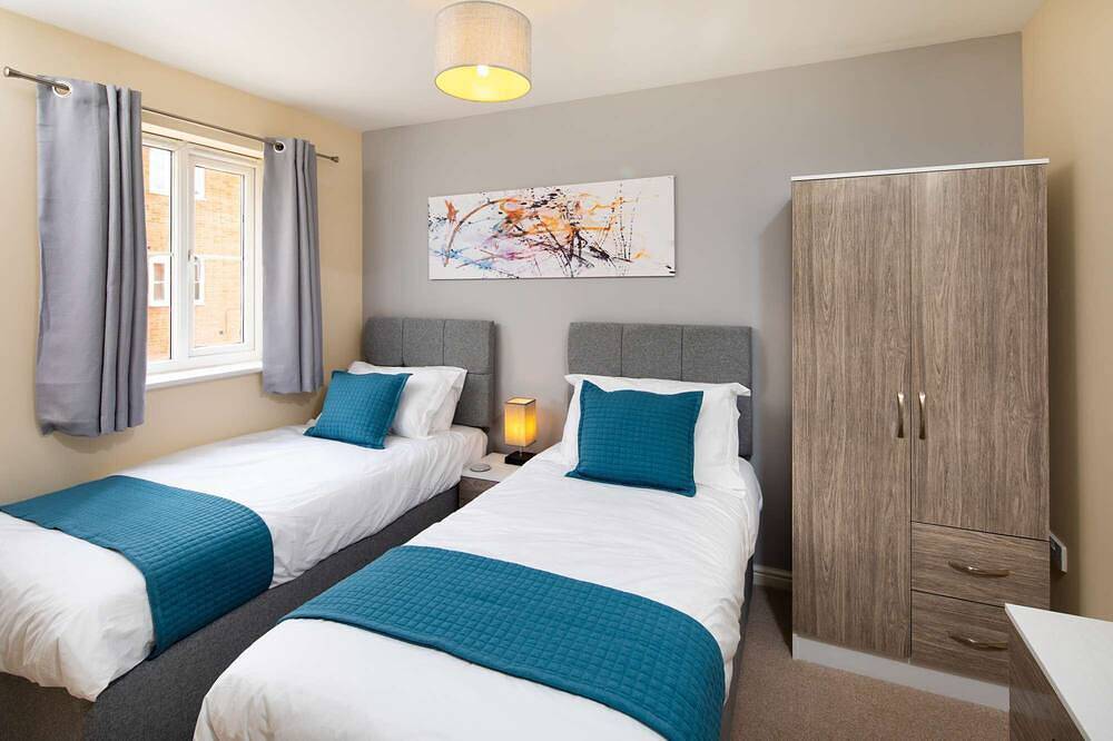 Geheel appartement, Moderne en ruime thuis ver van huis met 9 bedden in Milton Keynes, Zuidoost Engeland