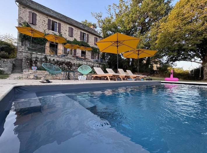Location de vacances pour 10 personnes, avec jardin ainsi que vue et piscine à Vabre-Tizac