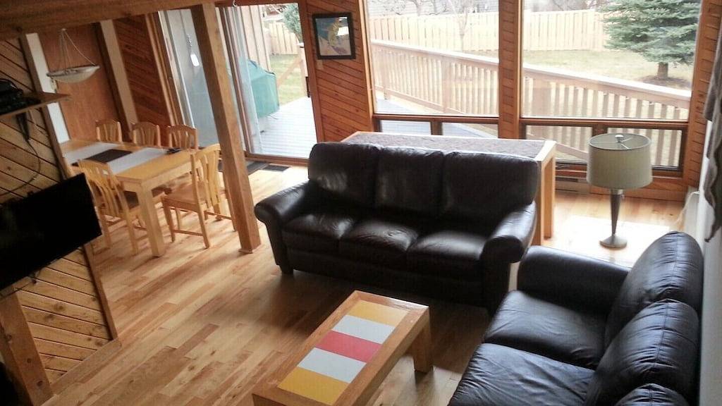 Seeblick Mtn. Zuhause! Sandstrand! Riesiger Hof! Spaziergang zu Stadt / Gastronomie / Tennis / Boot / Ski / Schwimmen !! in Kootenay-Nationalpark