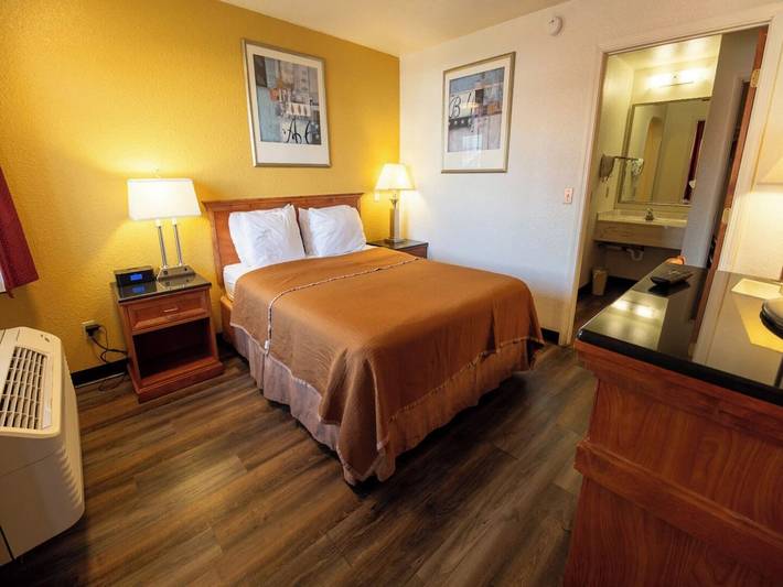 Entire apartment, Queen Bed Accessible Non-Smoking in Pendleton, Umatilla County