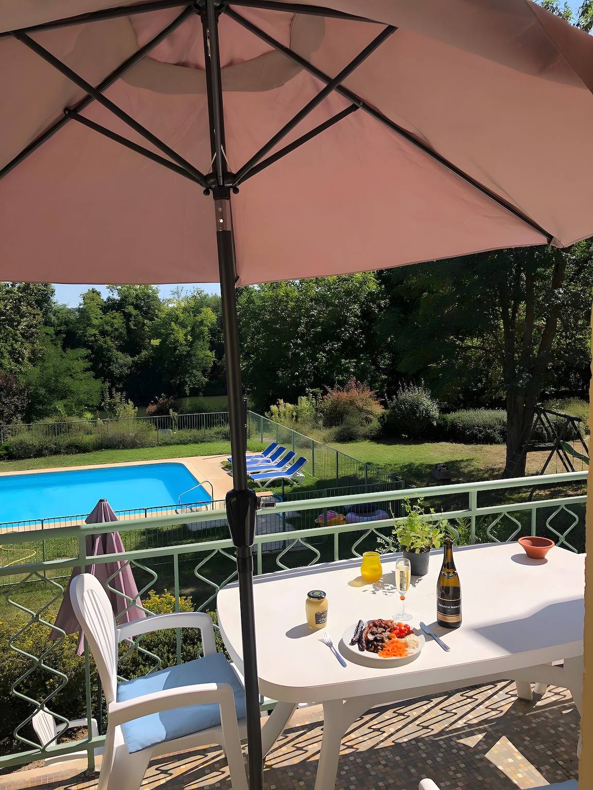 Appartement entier, Gite La Garonne avec piscine partagée, jardin commun et Wi-Fi in Lédat, Région de Villeneuve-sur-Lot