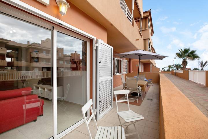 Ganze Wohnung, Ferienwohnung 'Beach Front Puertito' mit Gemeinschaftspool, privater Terrasse und Wlan in Playa La Charcada (Güímar), Güímar
