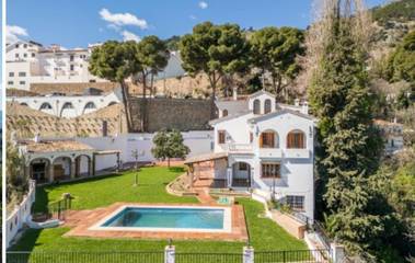 Casa rural para 29 personas, con piscina además de vistas y jardín, Se admiten mascotas en Casarabonela