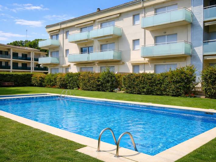 Apartamento de vacaciones para 6 personas, con jardín además de piscina y balcón - 1