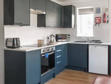 Log Cabin for 4 People in Cornwall, England, Photo 4