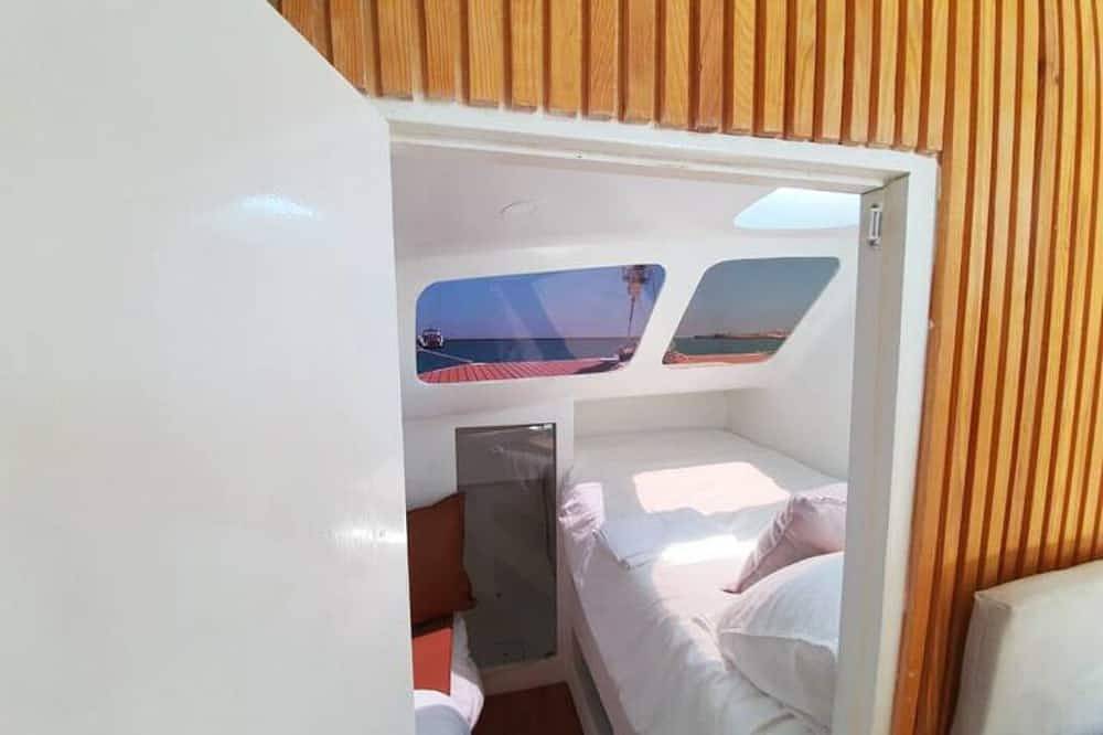 Houseboat waterfront sleepandboat in São Pedro, Faro