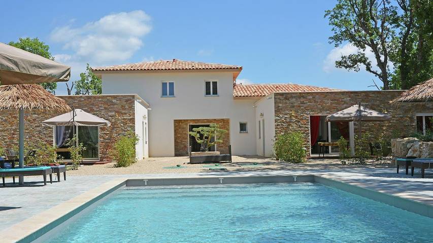 Villa pour 6 personnes, avec terrasse ainsi que piscine et jardin à Montauroux