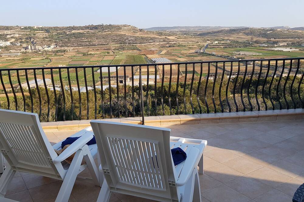 Ganze Wohnung, Luxury Apartment with breath taking views close to Golden Bay in Mellieha, Insel Malta