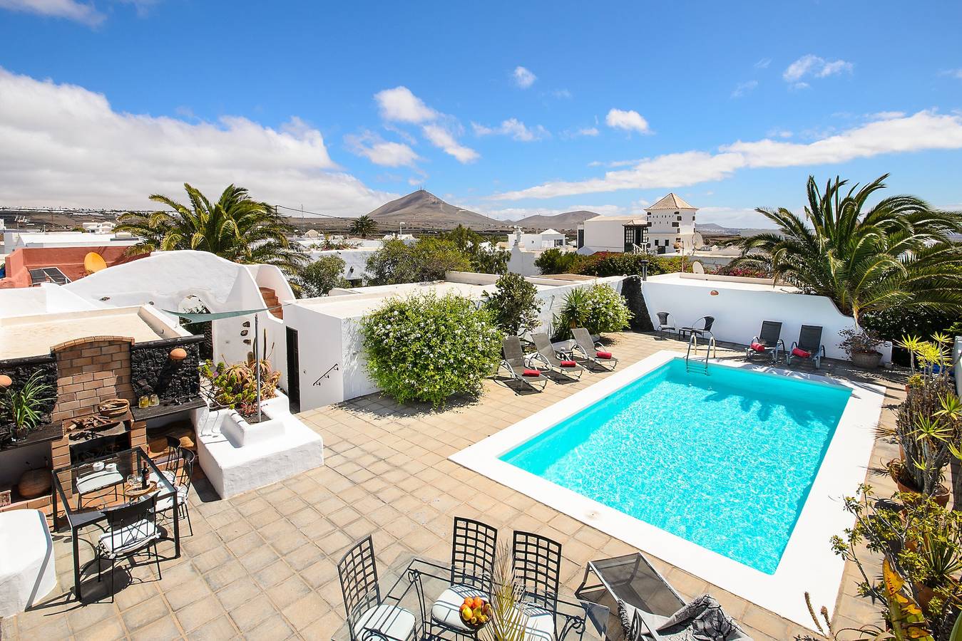Casa rústica a un paso de la playa con piscina, terrazas y jardín in Guime, San Bartolomé