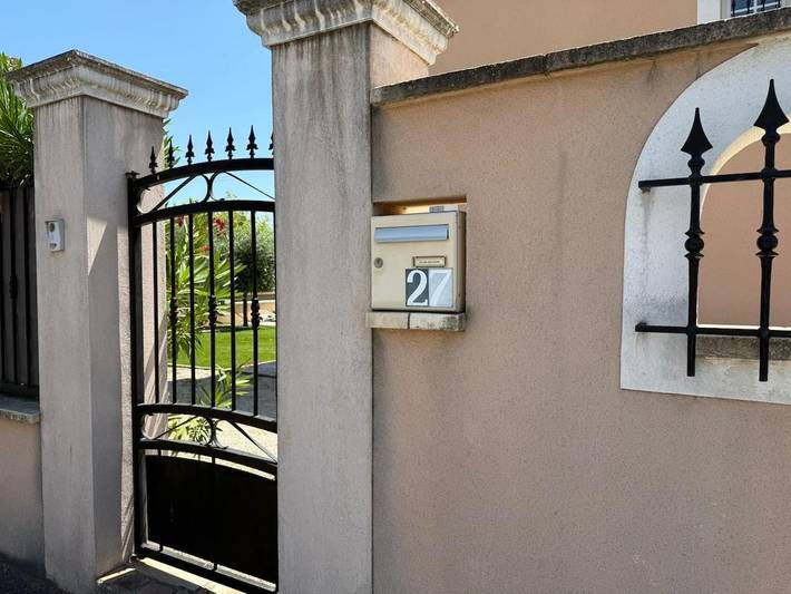 Location de vacances pour 3 personnes, avec piscine et terrasse à Peyrolles-en-Provence - 3