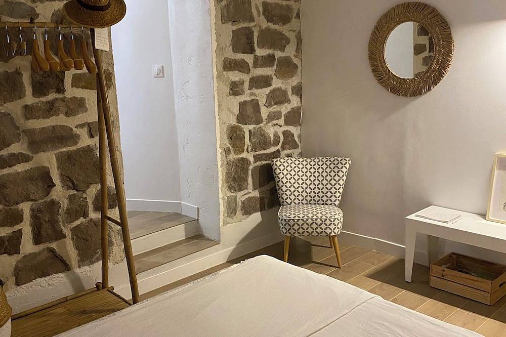 Entire apartment, Studio with Jacuzzi in charming property in Figanières, Draguignan region