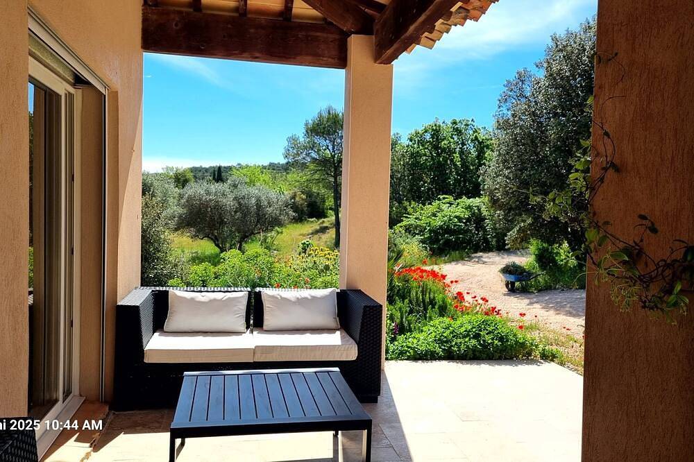 Large 3-bedroom single-storey villa with swimming pool in Camps-la-Source, Brignoles region