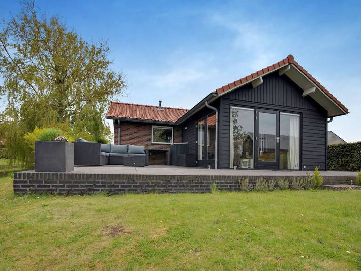 Vacation rental for 4 people, with yard, kid friendly in Zeeland