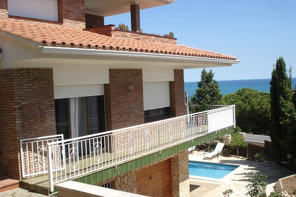 Villa With Pool, Close To The Beach, And Fantastic Sea Views. in Canet de Mar, Costa del Maresme