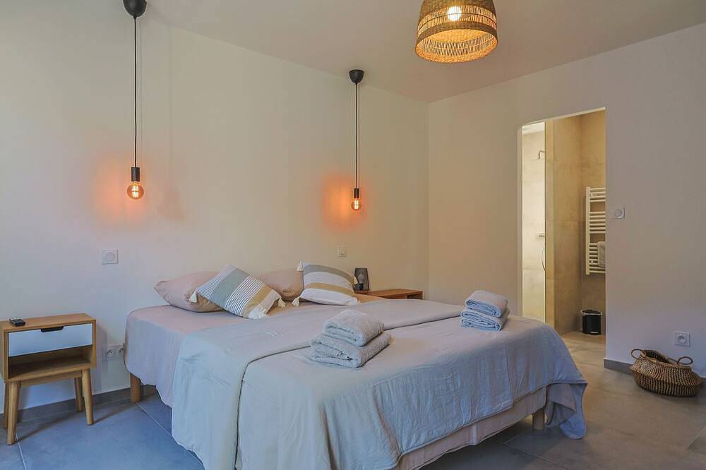 5 minutes from St Rémy de Provence! Contemporary house with 4 bedrooms in Graveson, Arles region