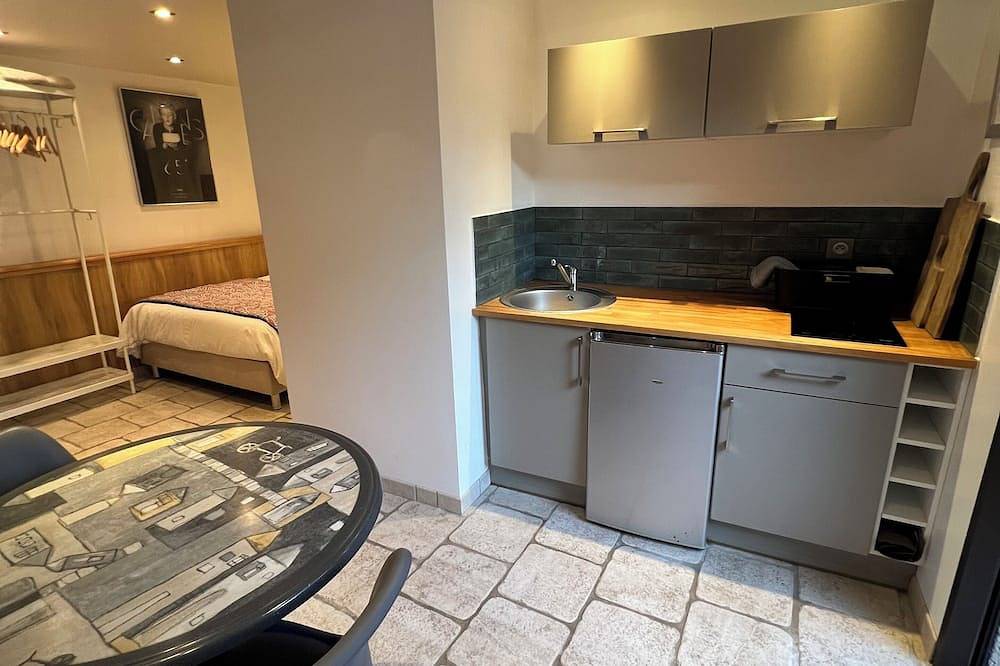 Hel leilighet, Pretty studio med ro på høydene i Cannes, 10 minutter fra Croisette. in Cannes La Bocca, Cannes