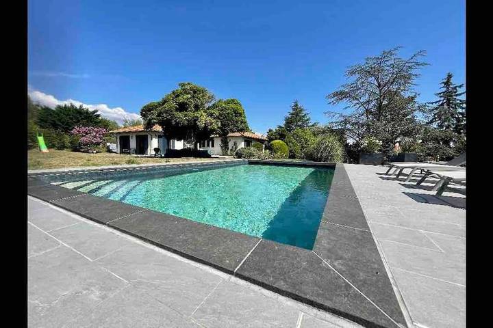 Appartement de vacances pour 4 personnes, avec vue ainsi que piscine et jardin
