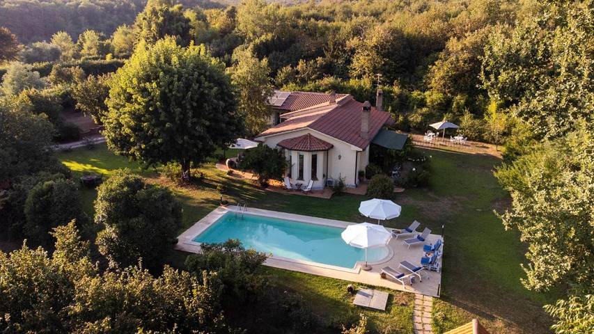 Agriturismo per 8 persone, con giardino e piscina nonché panorama, con animali domestici in Capranica